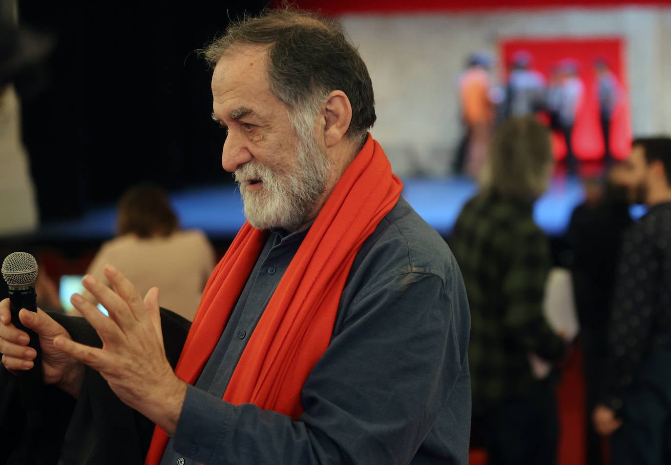 Ramón Barea, director y actor, da explicaciones del montaje.