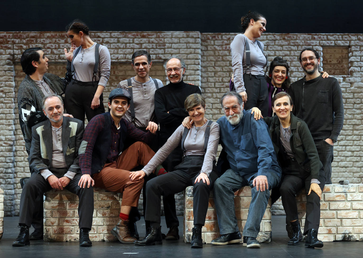 El elenco de la obra posa junto al director, Ramón Barea, y los responsables del espacio escénico (Jose Ibarrola), vestuario (Betitxe Saitua) e iluminación (David Alcorta). 