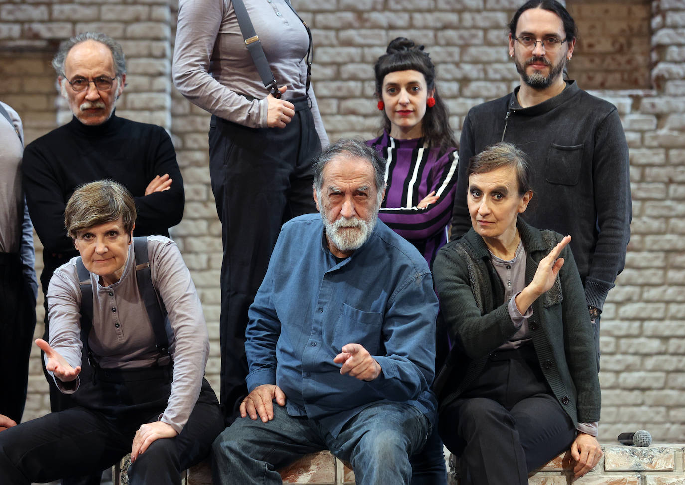 El elenco de la obra posa junto al director, Ramón Barea, y los responsables del espacio escénico (Jose Ibarrola), vestuario (Betitxe Saitua) e iluminación (David Alcorta). 