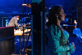 La soprano Oksana Dyka, concentrada antes de salir a escena en el primer acto