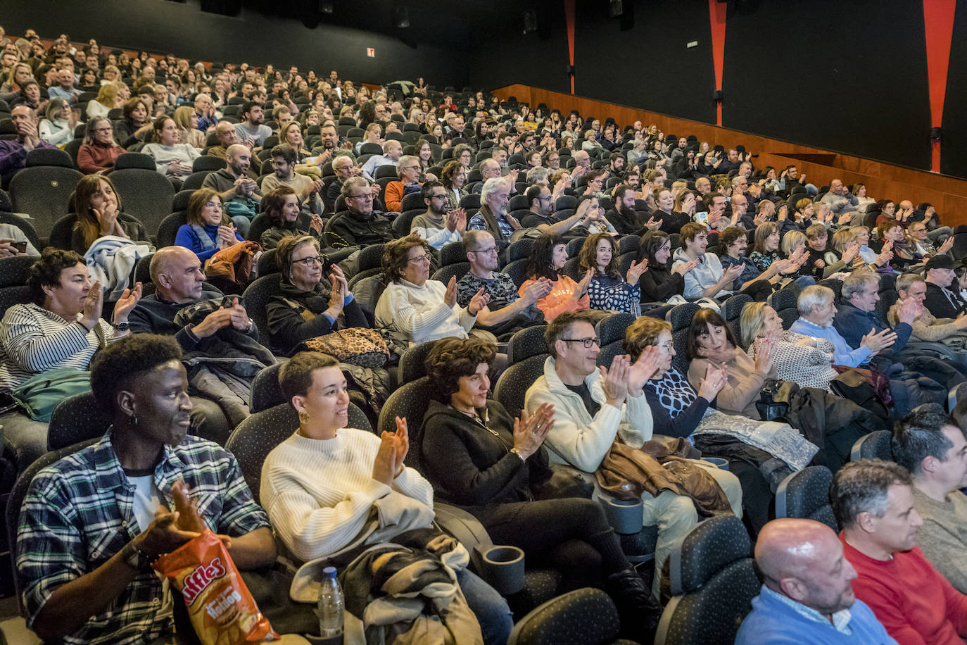 Al pase acudieron 400 espectadores en la sala más grande del centro comercial; una de las mejores de España en cuanto a sonido. 