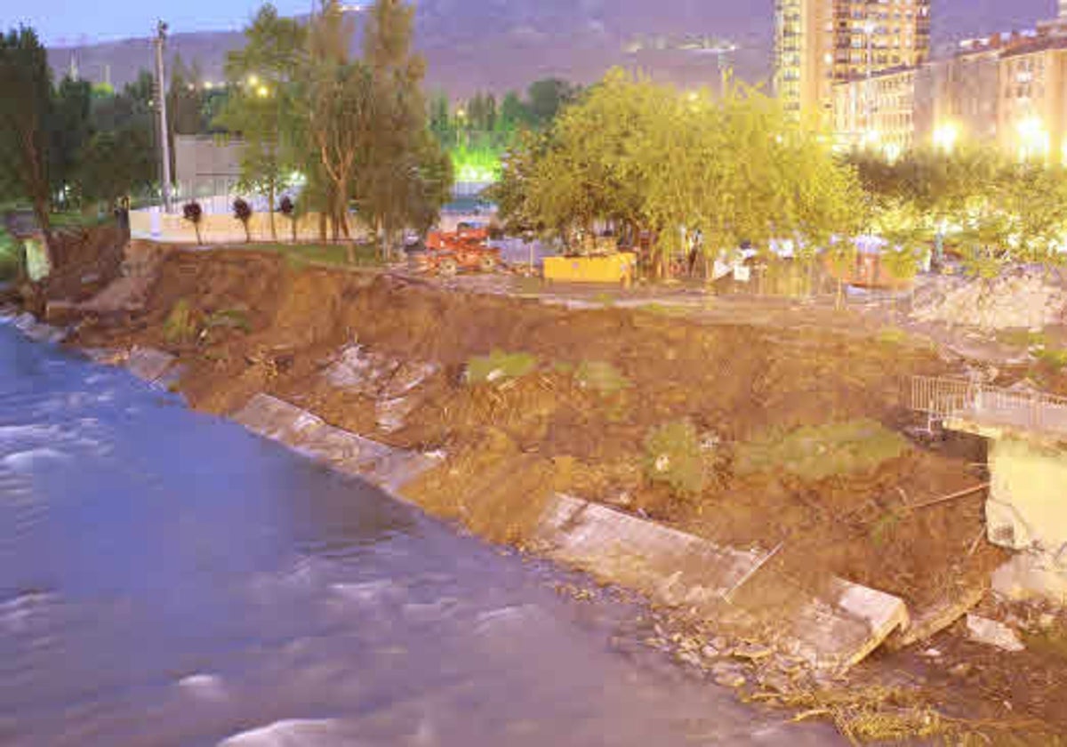 Derrumbe del paseo de Soloarte, en Basauri, junto al río Nervión