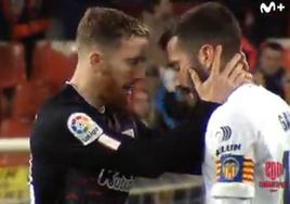 Muniain consuela a Gayà, capitán del Valencia.