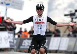 Tadej Pogacar celebra su victoria en la Vuelta a Andalucía.