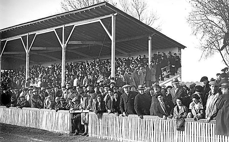 Imagen principal - Aficionados en Mendizorroza en un partido de hace un siglo.