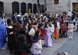Los coros del Jueves de Lardero encienden la mecha del Carnaval de Vitoria