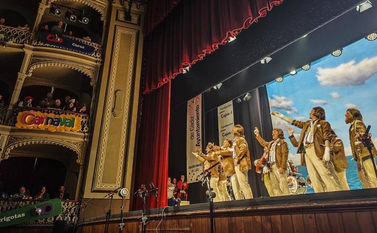 Imagen principal - Imágenes del espectáculo ofrecido por los santoñeses en el teatro gaditano. 