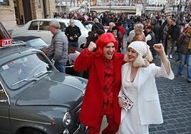Farolín y Zarambolas, en la plaza del Arriaga, en la concentración de coches clásicos.