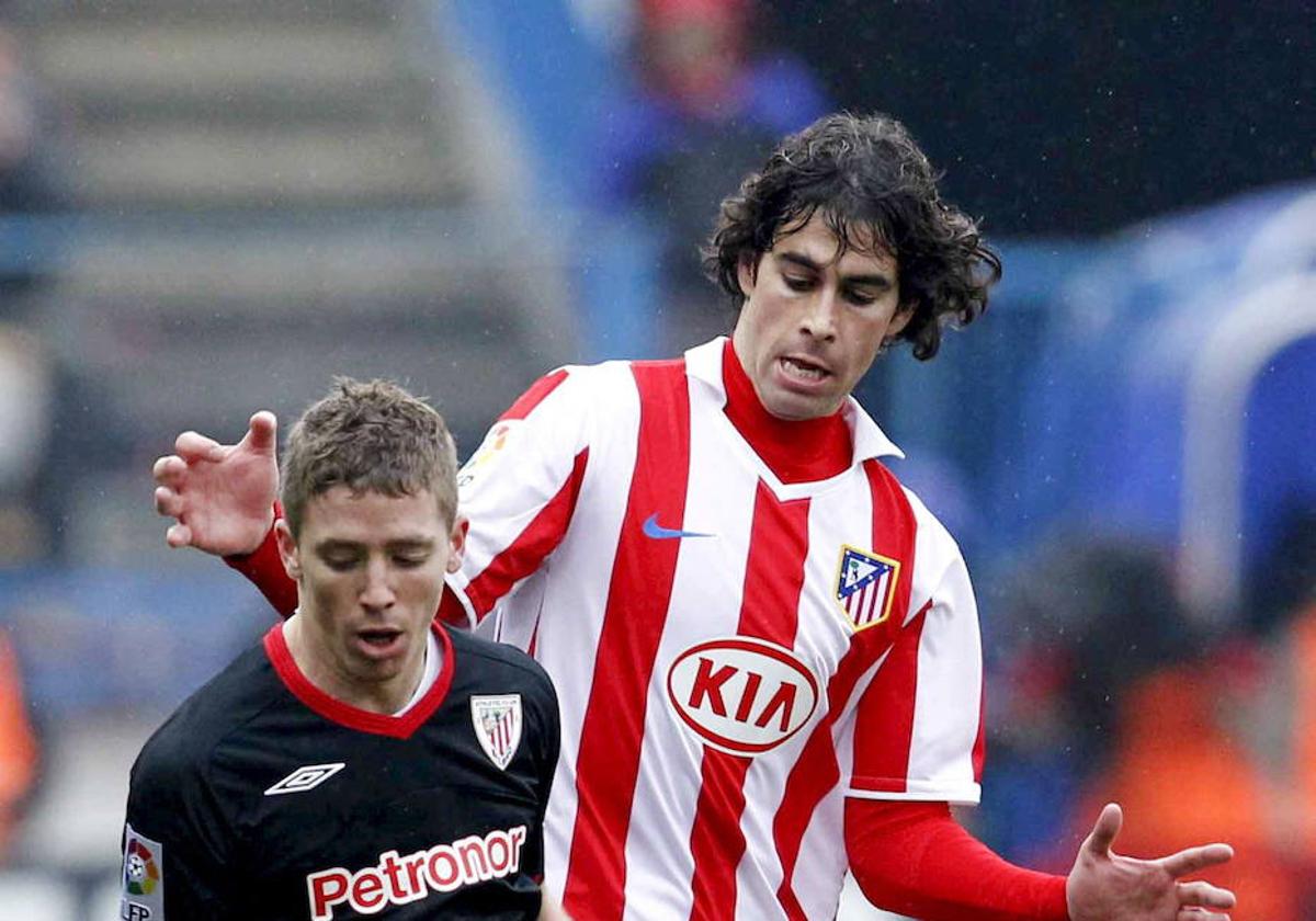 Muniain lucha con Tiago en el último triunfo bilbaíno en casa del Atlético.