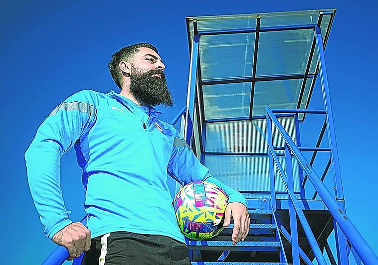 Asier Villalibre mira al horizonte desde la torre de uno de los campos de entrenamiento de Ibaia.