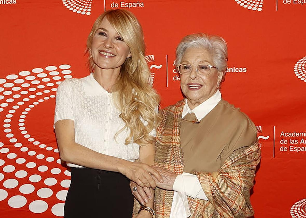 La presidenta de la Academia de Artes Escénicas, Cayetana Guillén Cuervo, y Lola Herrera, que recibirá el Talía de honor, posan juntas en un estreno en marzo de 2022.