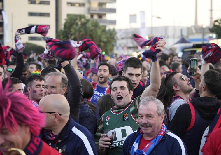 La afición del Baskonia capitanea la fiesta de camino al pabellón.