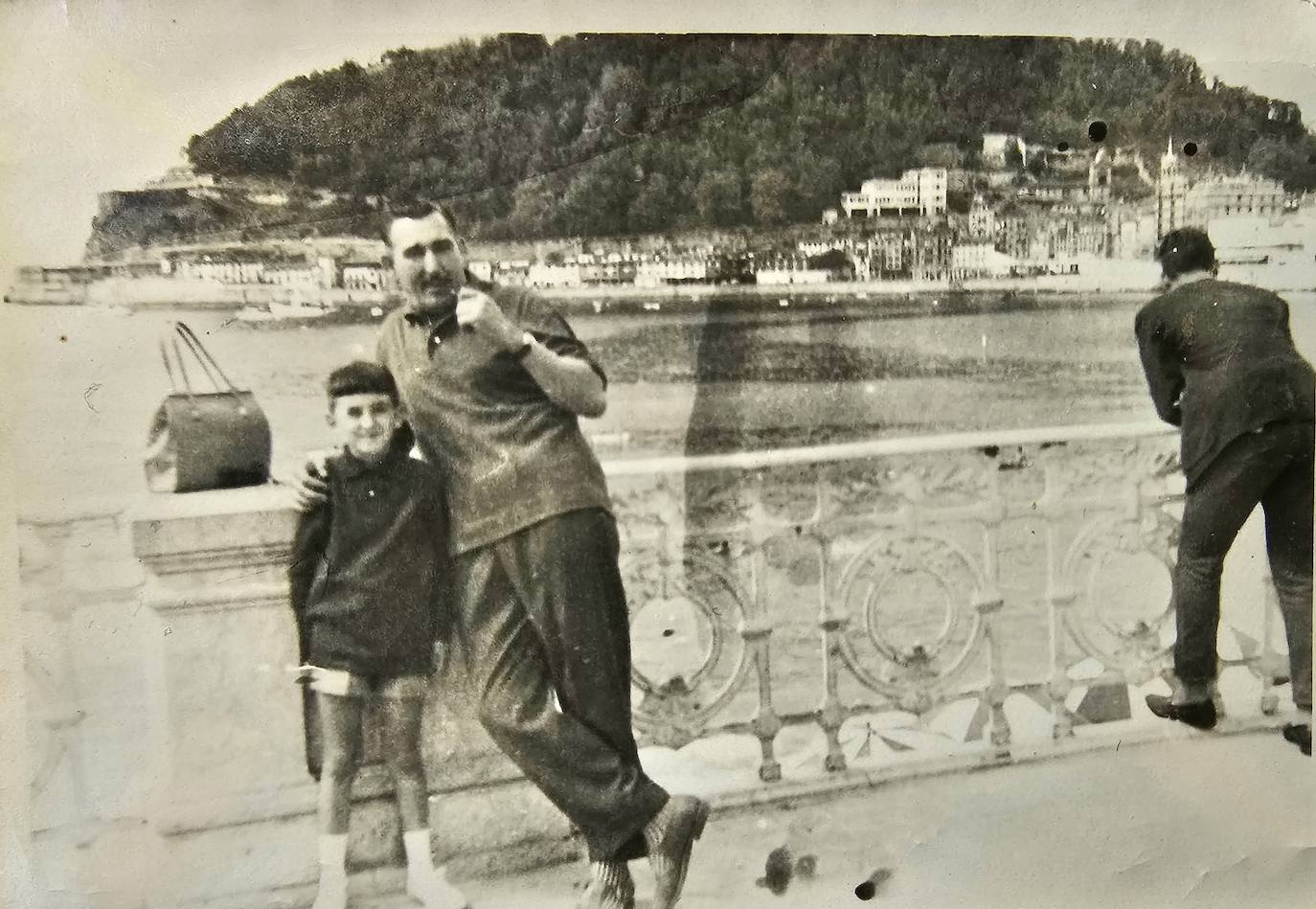 Andrés Lima en San Sebastián con su sobrino Joaquín, en una de las visitas que hizo a su familia.