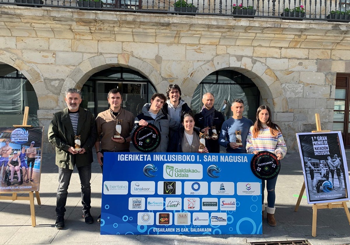 Organizadores, participantes y mandatarios municipales de Galdakao.