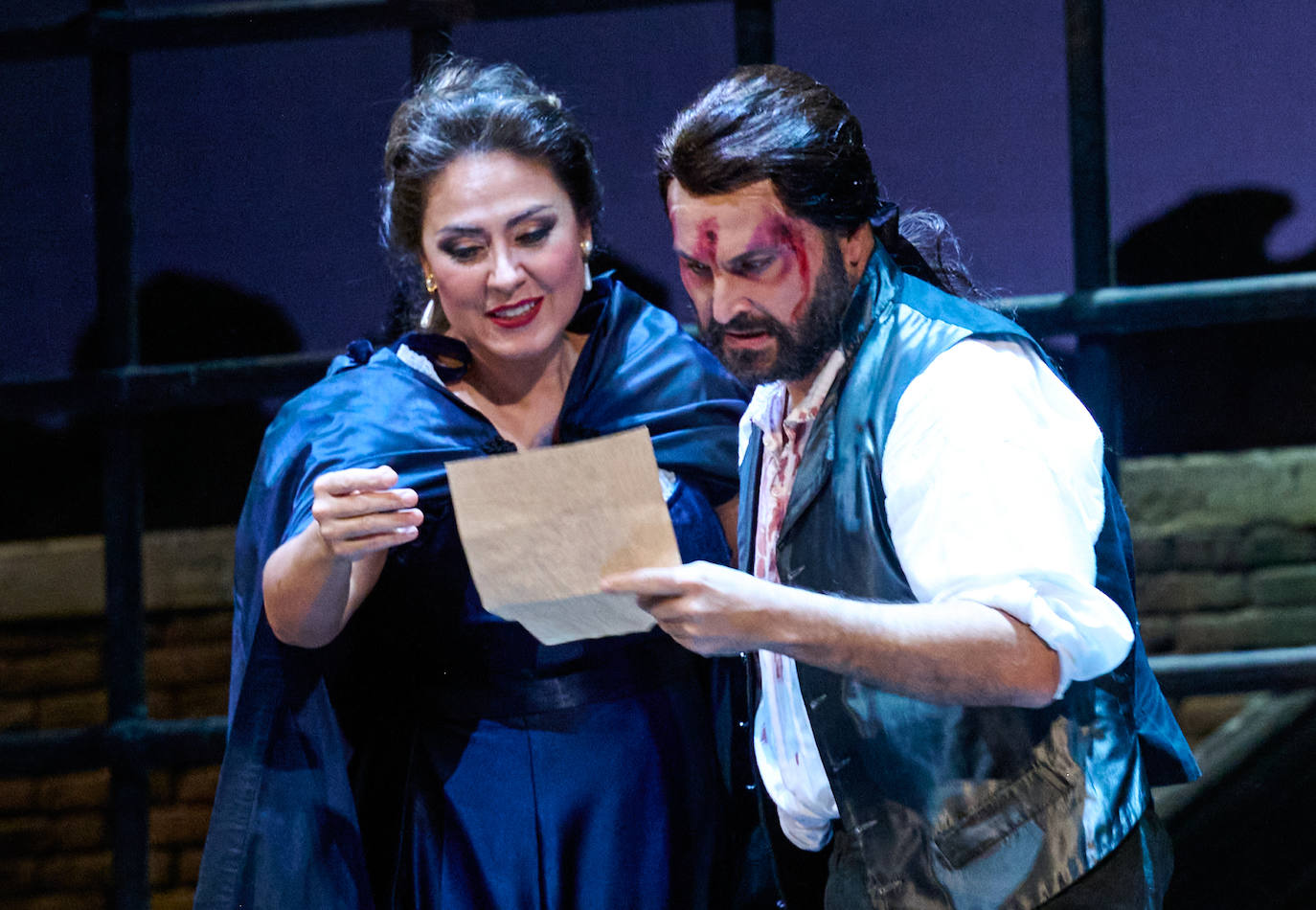 El tenor Roberto Anorica (Mario Cavaradossi) lee el salvoconducto firmado por el barón Scarpia que teóricamente le concede la libertad. Es una engañifa. Morirá fusilado y Tosca se suicidará para evitar ser apresada por los secuaces de Scarpia. 