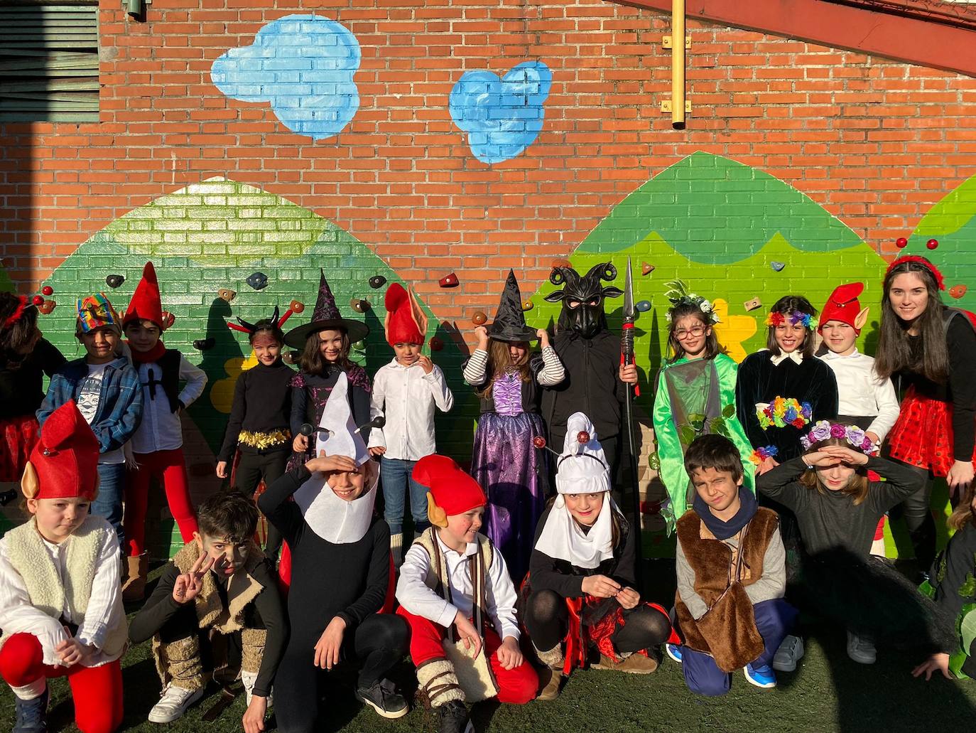 El colegio San José Jesuitak de Durango da la bienvenida a los carnavales