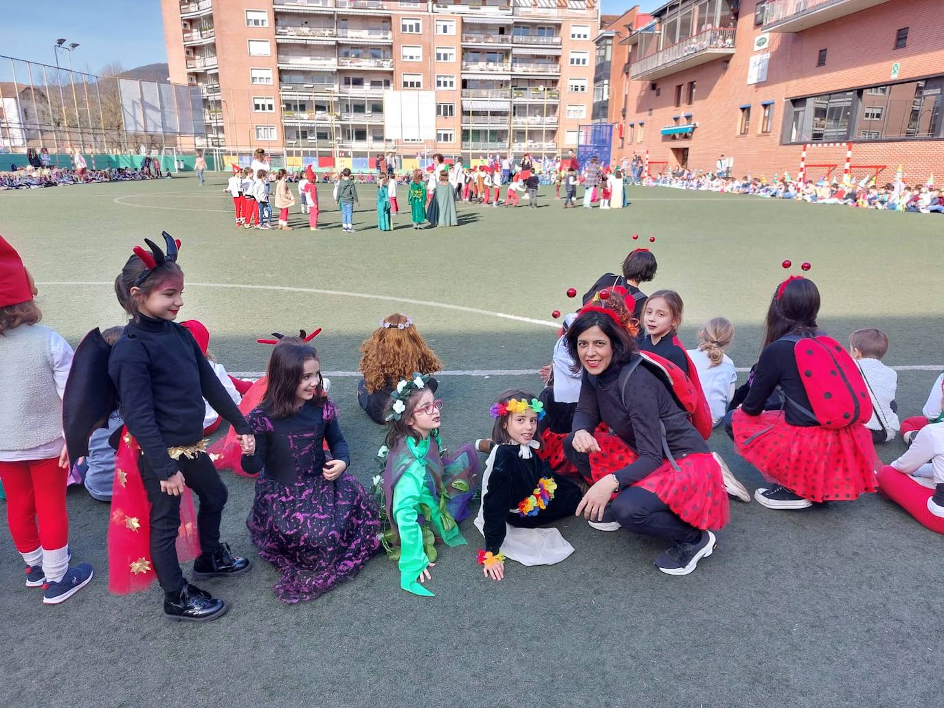 El colegio San José Jesuitak de Durango da la bienvenida a los carnavales
