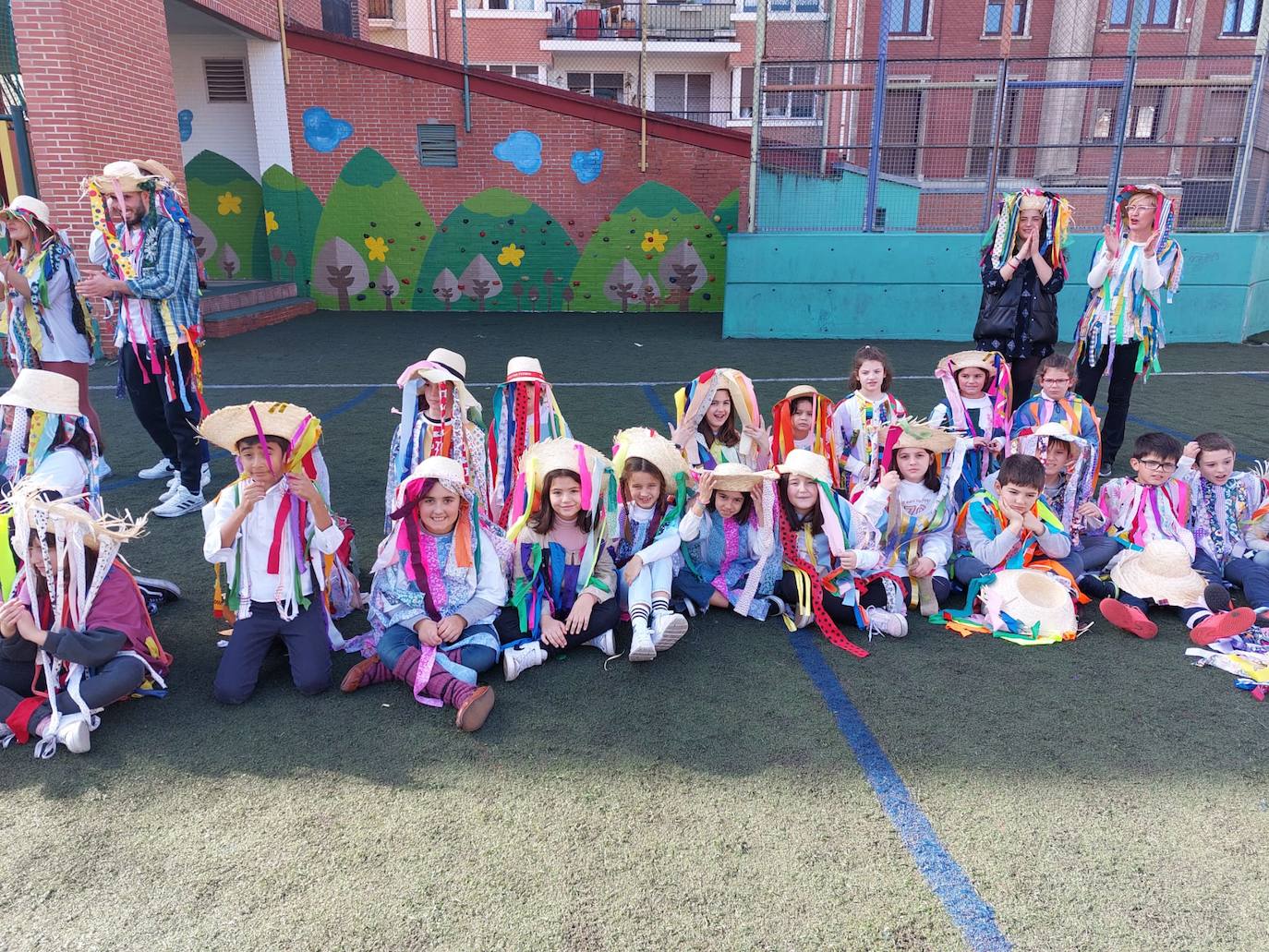 El colegio San José Jesuitak de Durango da la bienvenida a los carnavales