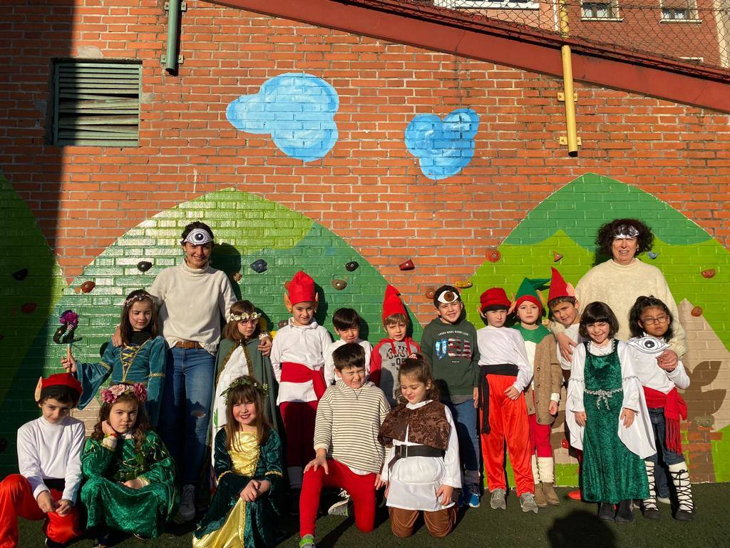 El colegio San José Jesuitak de Durango da la bienvenida a los carnavales