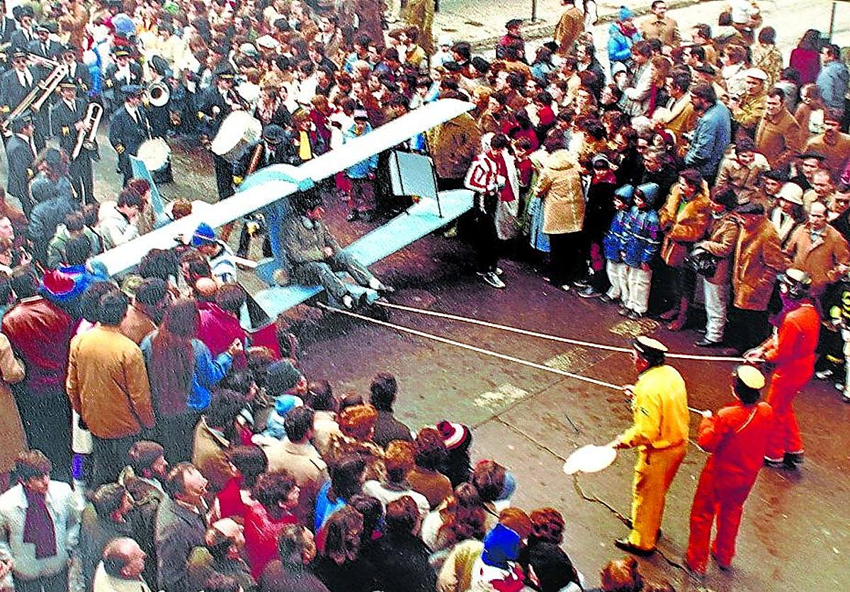 Indarra sacó un avioncito (que intentó despegar) durante el desfile de 1983.