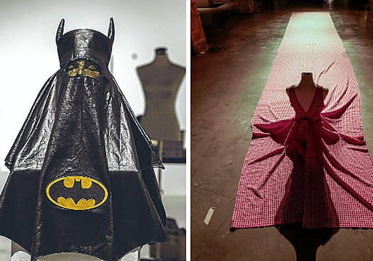 Dos de los muchos elementos icónicos de la muestra: el 'Batburqa' y, a la derecha, el vestido-picnic.