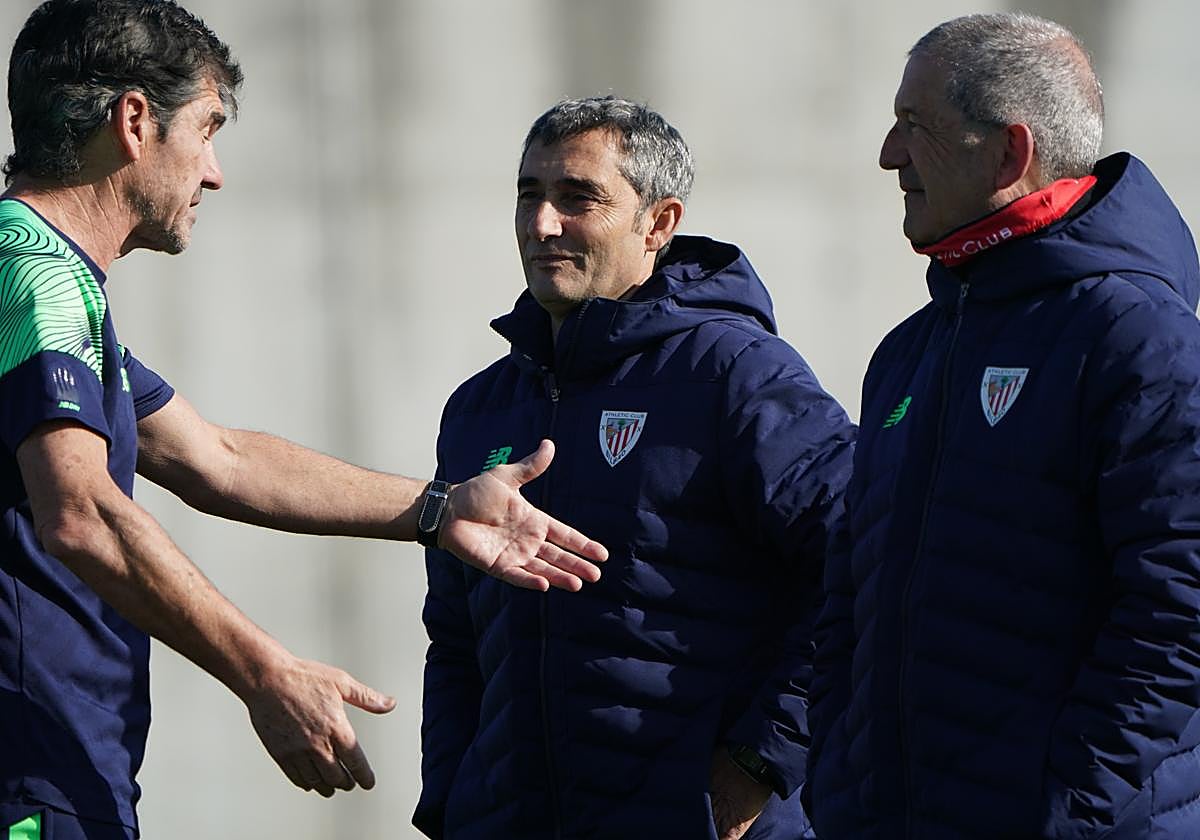 Ernesto Valverde, en el entrenamiento de esta mañana en Lezama.