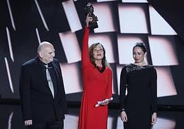 Eulalia Ramón, junto a los hijos de Carlos Saura durante la gala de los premios Goya.