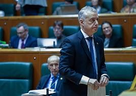 El lehendakari, Iñigo Urkullu, se dirige a la tribuna durante el pleno de control de este viernes.