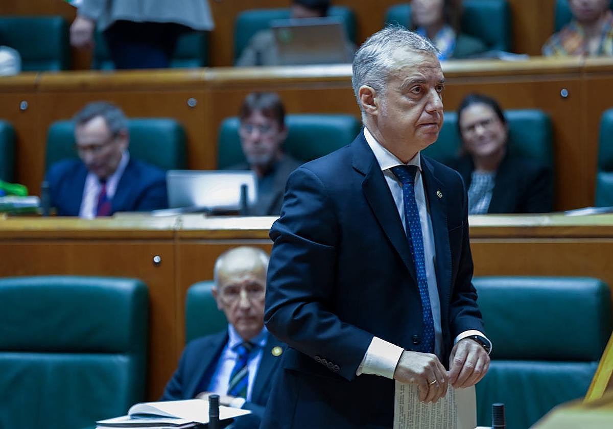 El lehendakari, Iñigo Urkullu, se dirige a la tribuna durante el pleno de control de este viernes.