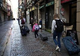 Turistas por las calles de Bilbao