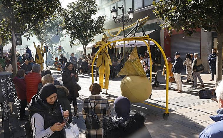 Imagen principal - Una multitud acompañó a K de Calle, grupo de espectáculo callejero.