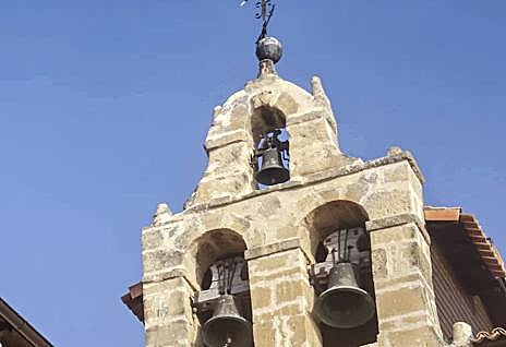 Imagen secundaria 1 - Los vecinos, en la primera imagen. La espadaña de la iglesia y el dibujo de las trazas, que se encuentra en la nave de la iglesia donde se colocan los bancos habitualmente. 