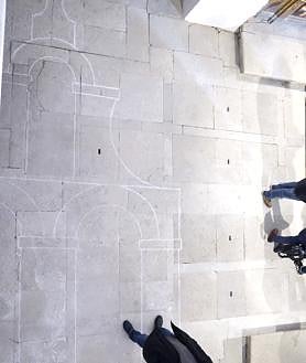 Imagen secundaria 2 - Los vecinos, en la primera imagen. La espadaña de la iglesia y el dibujo de las trazas, que se encuentra en la nave de la iglesia donde se colocan los bancos habitualmente. 