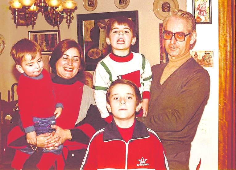 Familia Cano-Cerón. Antonio, en primer término, junto a su madre Ana María, su padre fallecido y sus hermanos Álvaro y José Luis, en una foto tomada días antes del accidente.