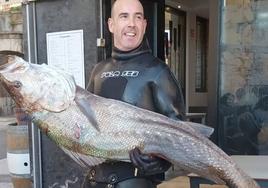 El pescador Rafa Fernández muestra la pieza que capturó.