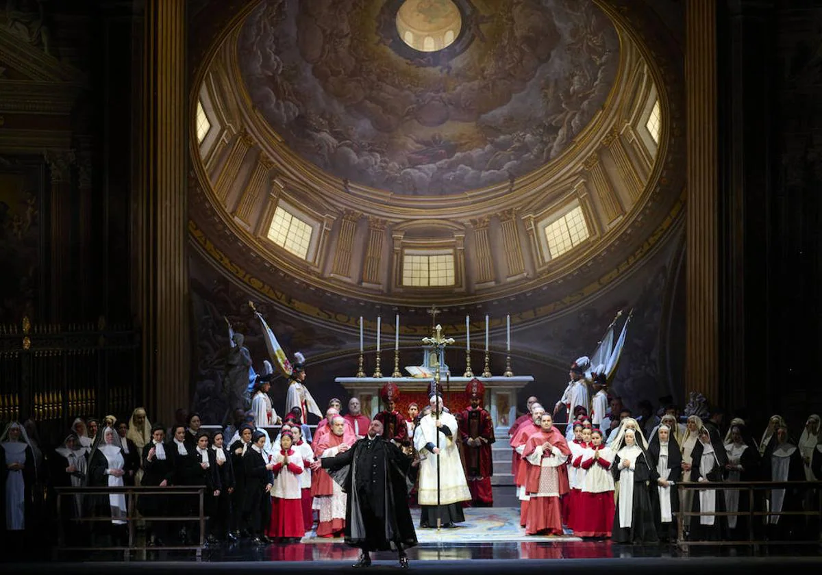 Escena del primer acto, con el barítono Gabriele Viviani en el centro, poco antes de entonar todos juntos el 'Te Deum'.