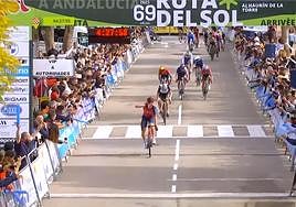 Omar se besa la mano al entrar en la meta de Alhaurín de la Torre.