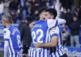 Villalibre recibe un abrazo de Abqar.