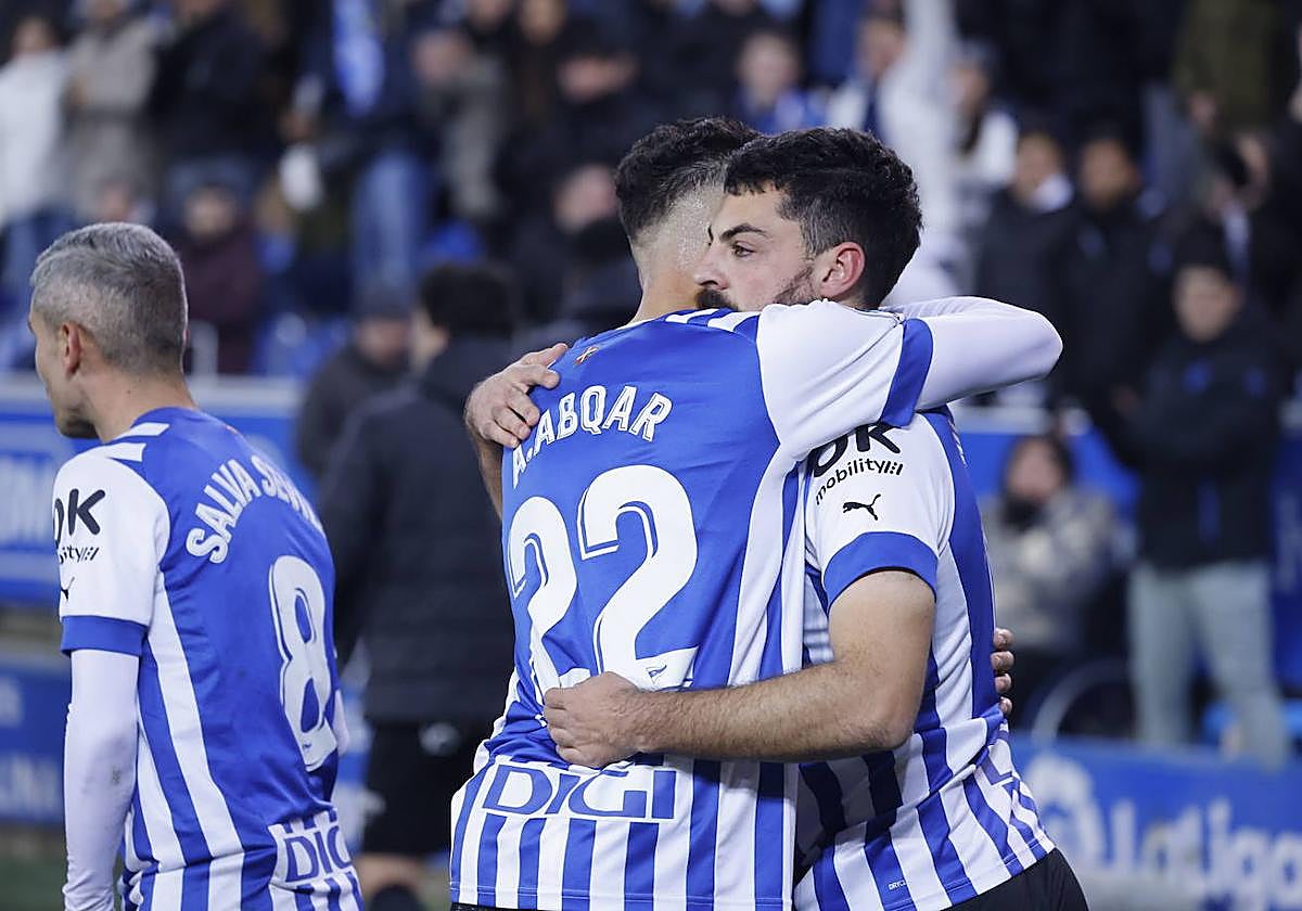 Villalibre recibe un abrazo de Abqar.