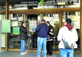 Varias personas intentan conseguir que les atiendan en la oficina de la Seguridad Social en el 89 de Gran Vía, en Bilbao.