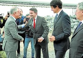 Urkullu y Josu Jon Imaz en la colocación de primera piedra de la planta de combustibles sintéticos.