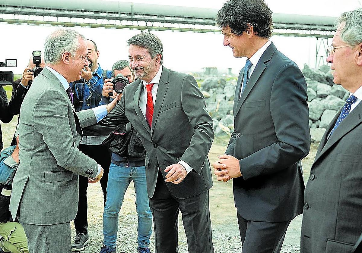Urkullu y Josu Jon Imaz en la colocación de primera piedra de la planta de combustibles sintéticos.