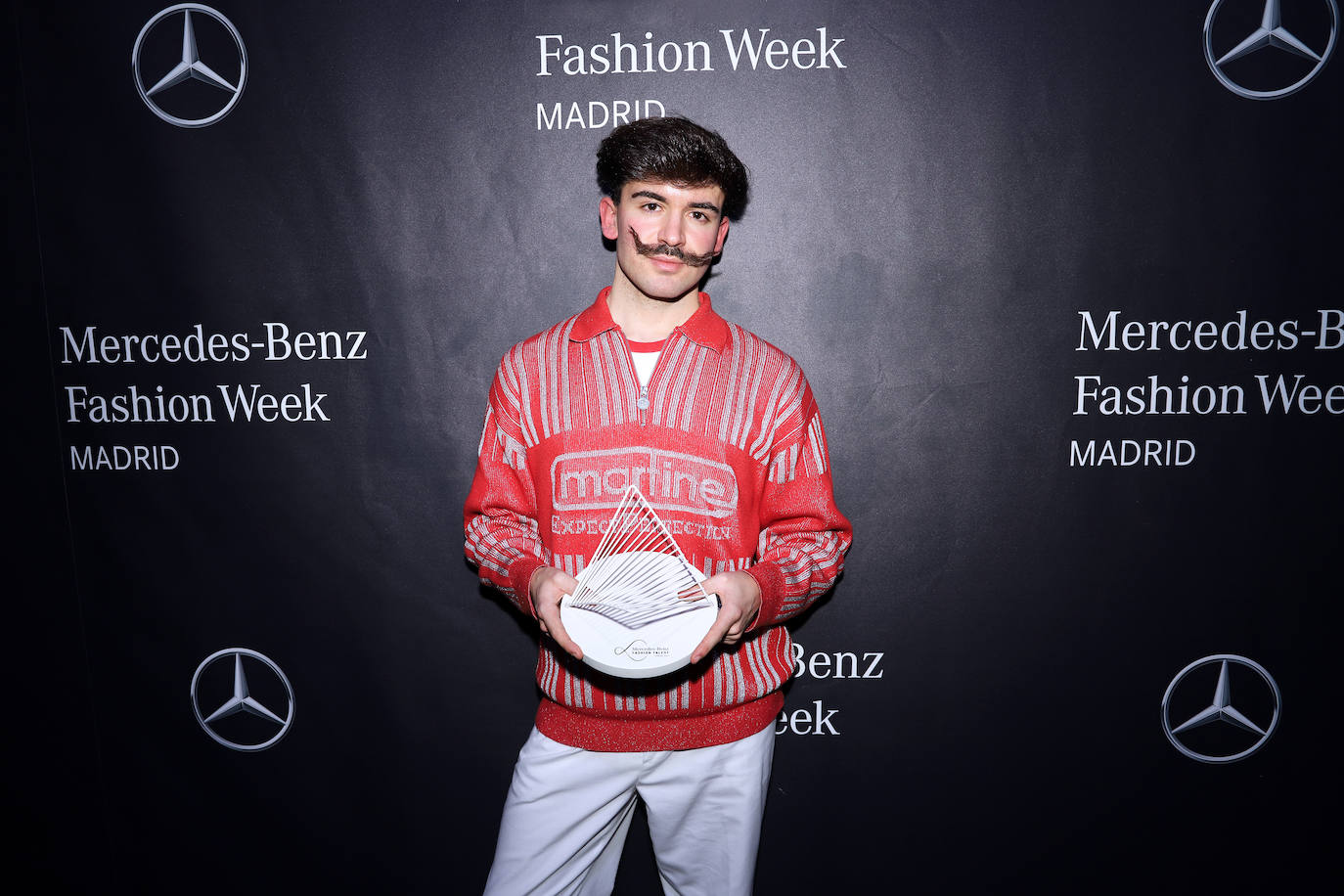 Aitor Goikoetxea recibe el premio Mercedes-Benz Fashion Talent de la MBFW