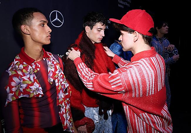 Aitor Goikoetxea supervisa sus diseños antes del desfile.