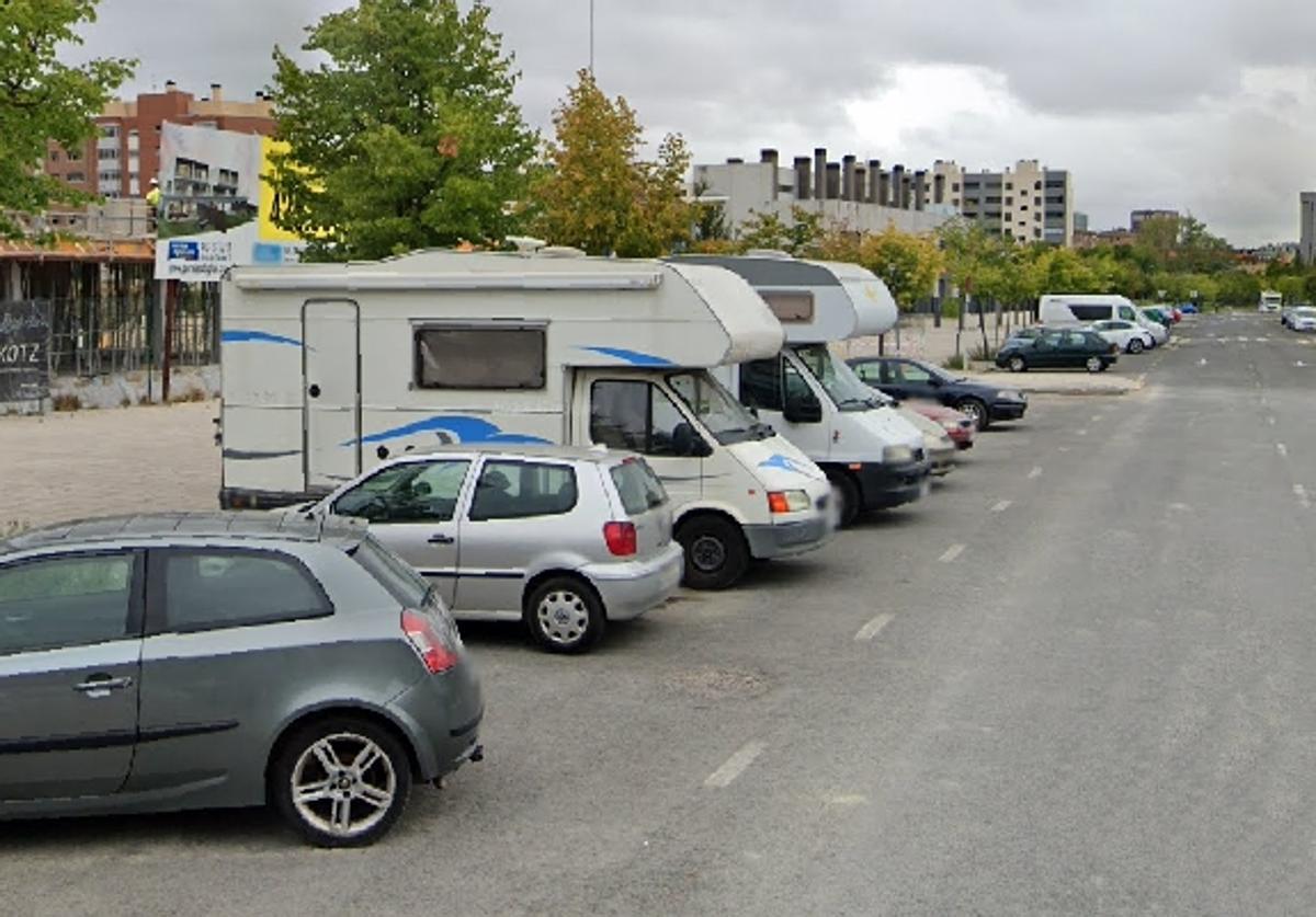 Varias autocaravanas y furgonetas estacionadas en la avenida de Budapest, en Salburua.