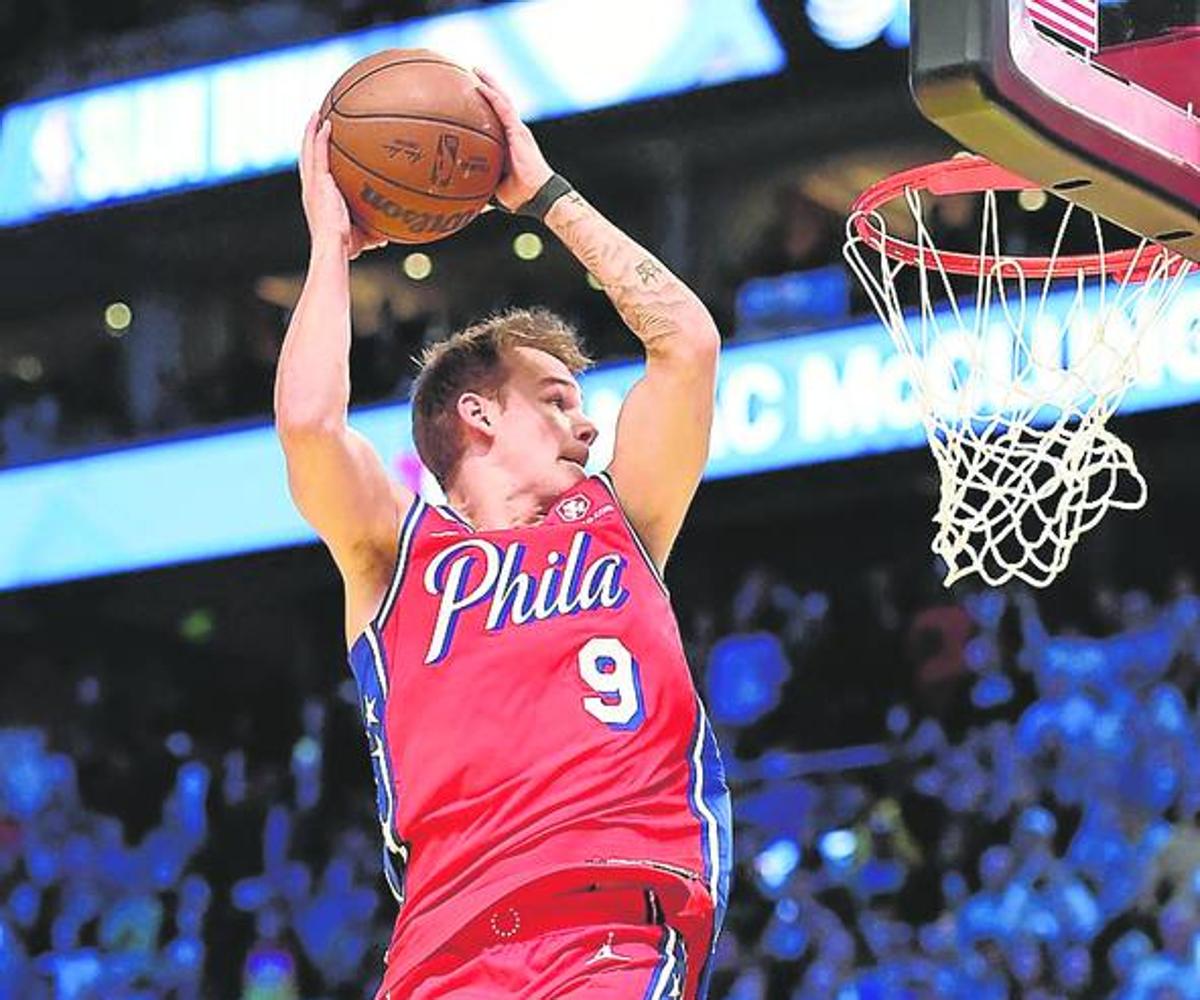 McClung vuela en una de sus acciones en la final.