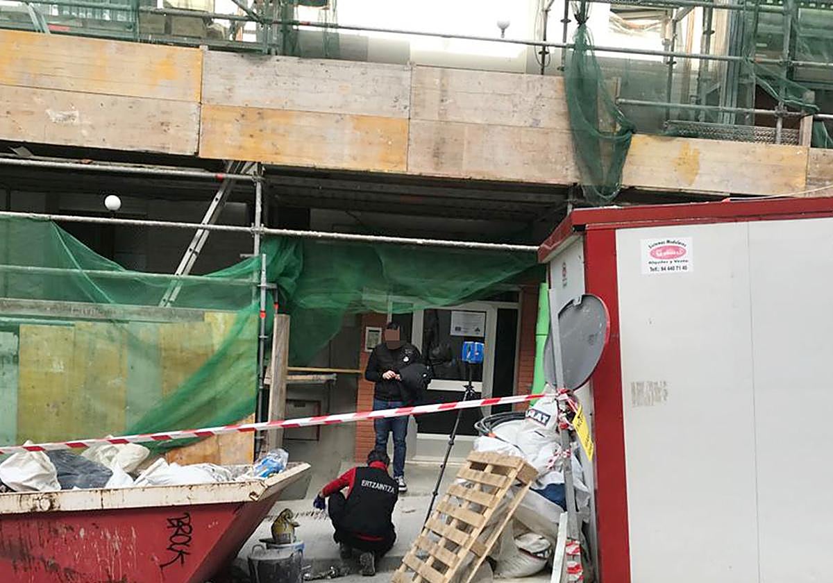 Agentes de la Policía Científica de la Ertzaintza toman mediciones para ofrecer una explicación técnica a la caída.