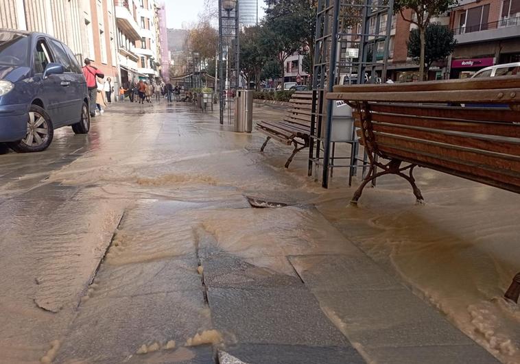 El reventón de una tubería provoca una riada junto al ambulatorio de Areilza