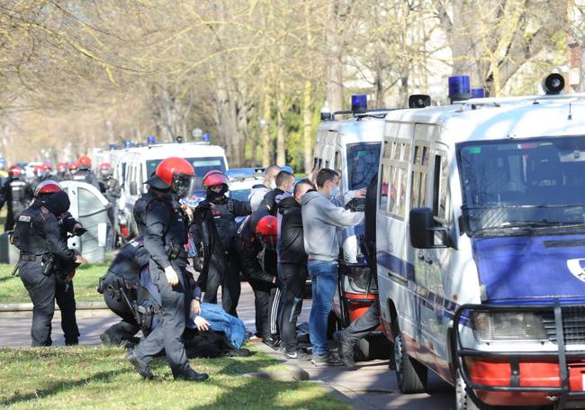 Ertzainas con varios jóvenes detenidos en el Campus de Álava.