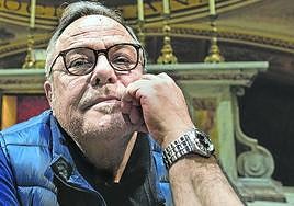 Mario Pontiggia, con parte del decorado del primer acto de 'Tosca' a sus espaldas. Recrea el interior de la iglesia de Sant' Andrea della Valle.